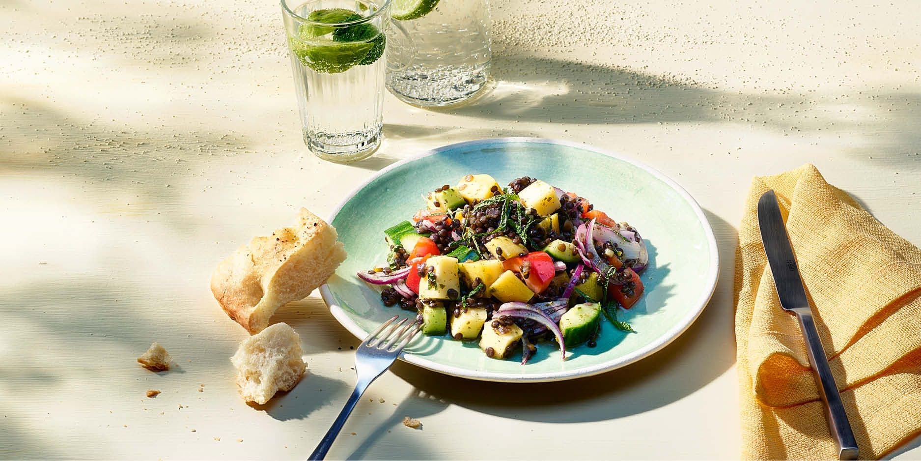 Linsensalat mit Gurke, Peperoni und Mango