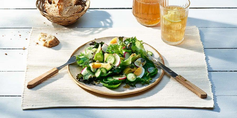 Insalata mista con uovo e ravanelli