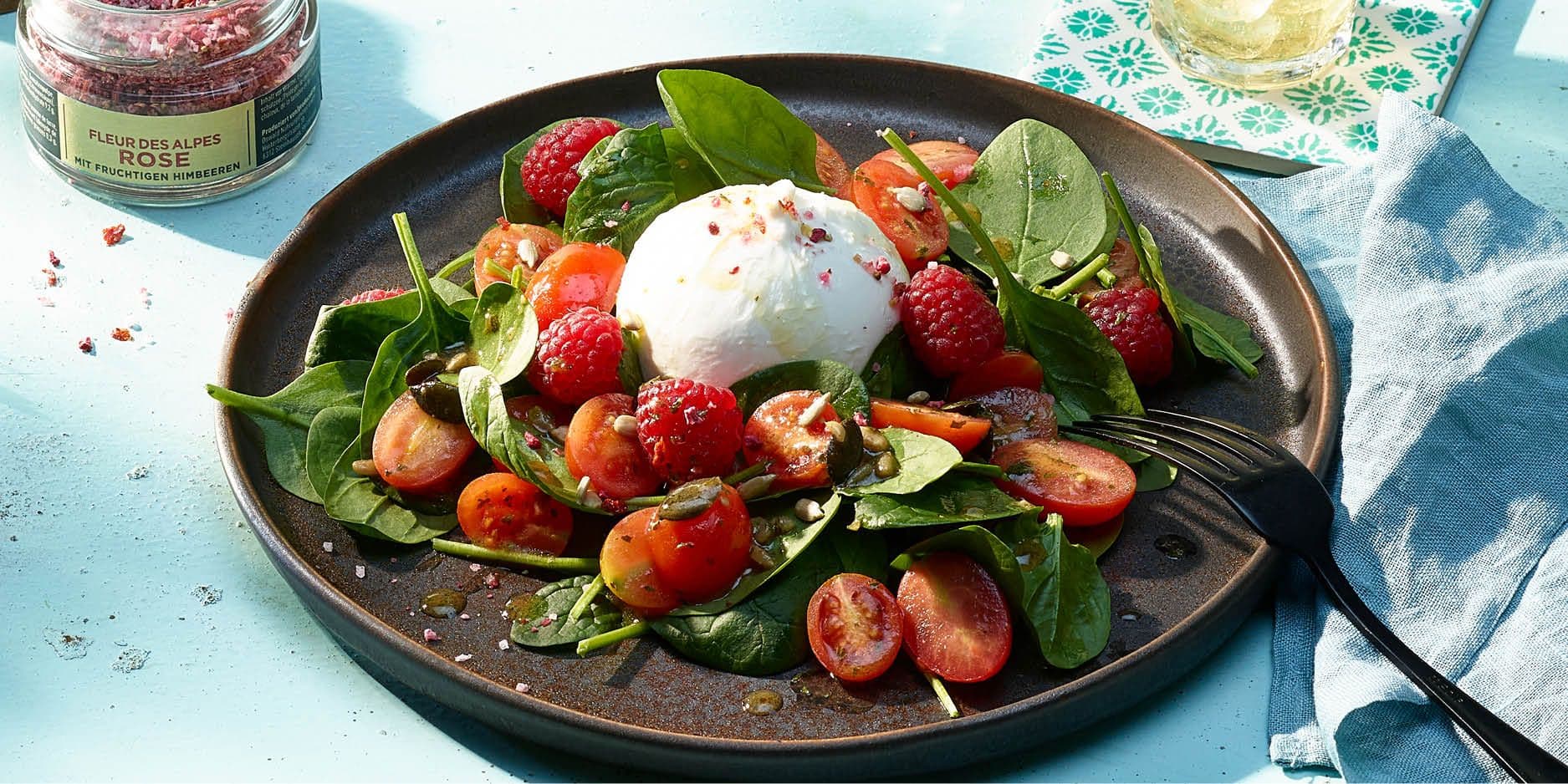 Insalata di spinacini con lamponi e burrata