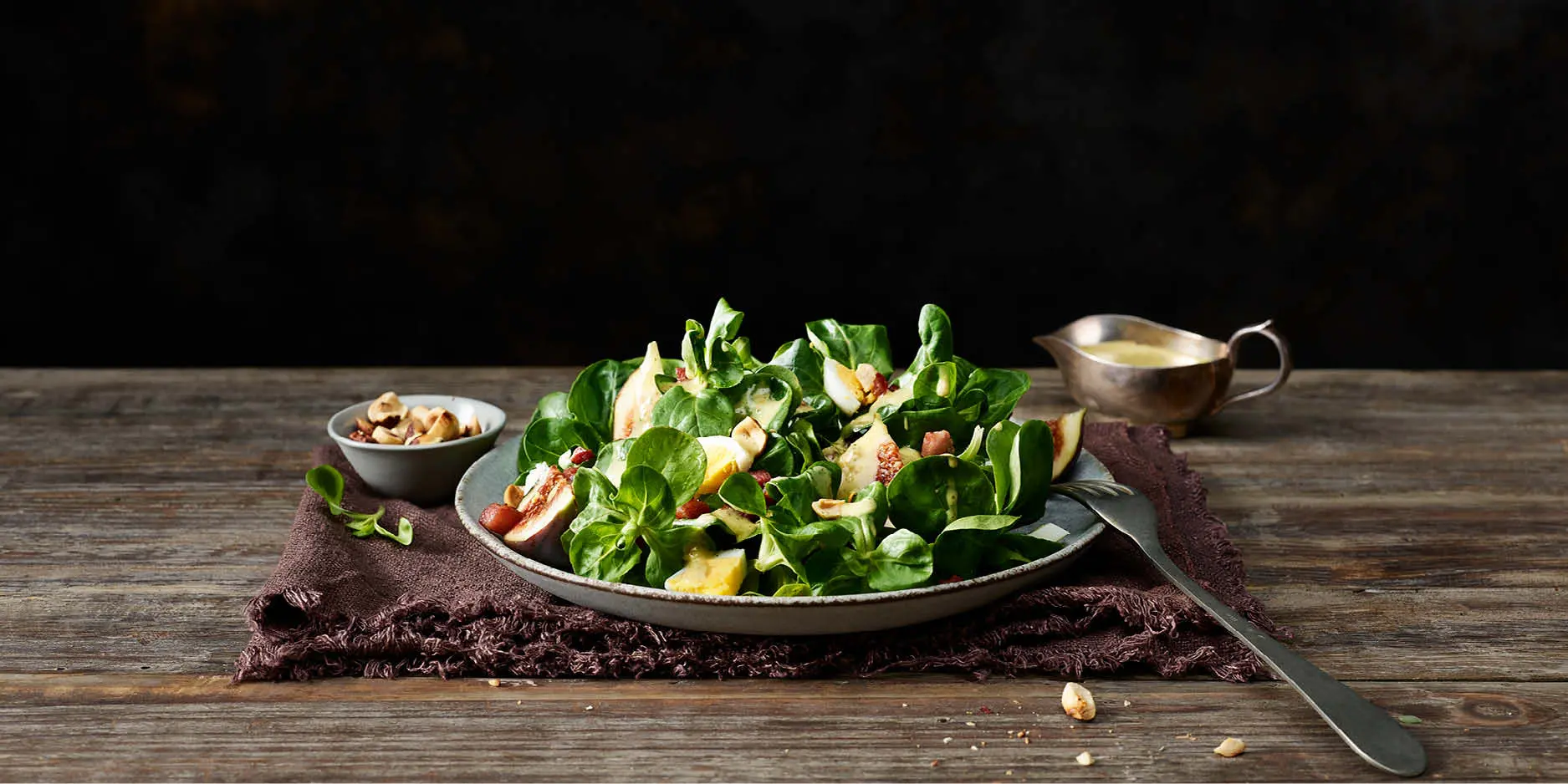 Salade de doucette aux figues et aux noisettes grillées