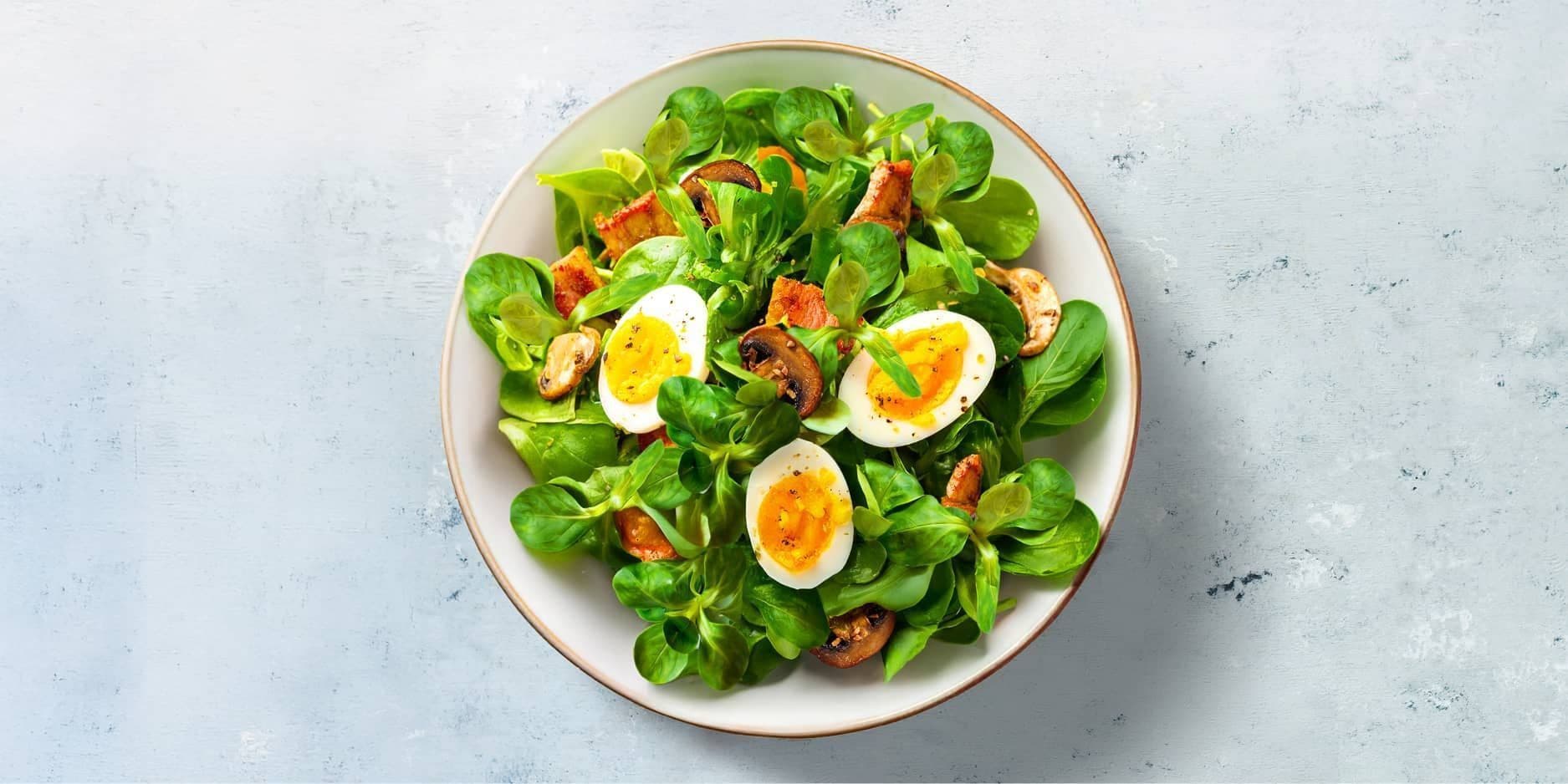 Salade doucette au lard, aux champignons et à l'œuf