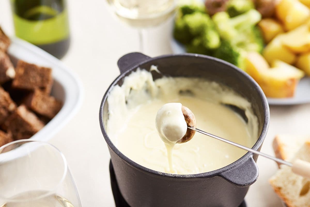 Mehr als nur Brot: 8 geniale Beilagen für dein Käsefondue
