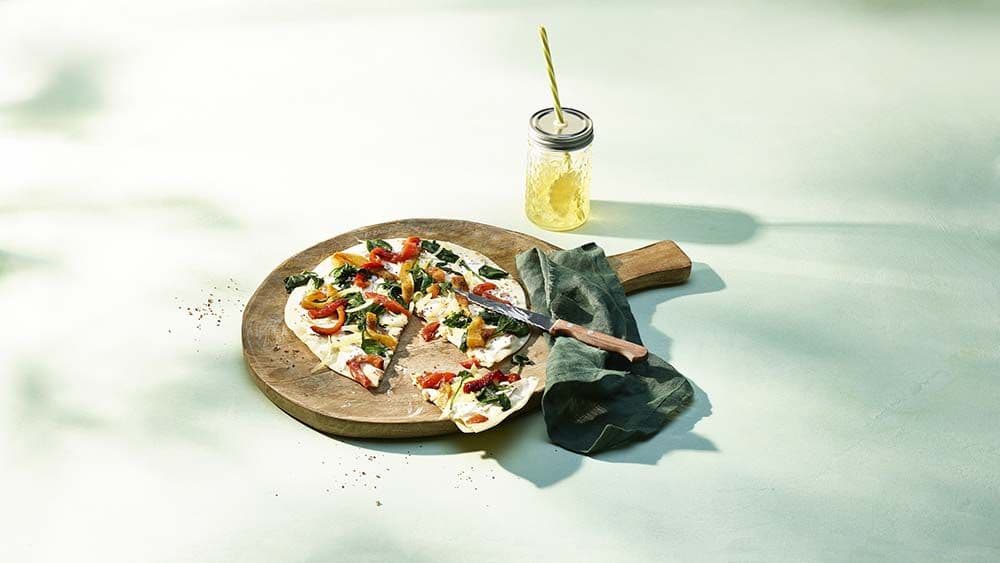 Fladenbrot mit grillierten Peperoni und Spinat
