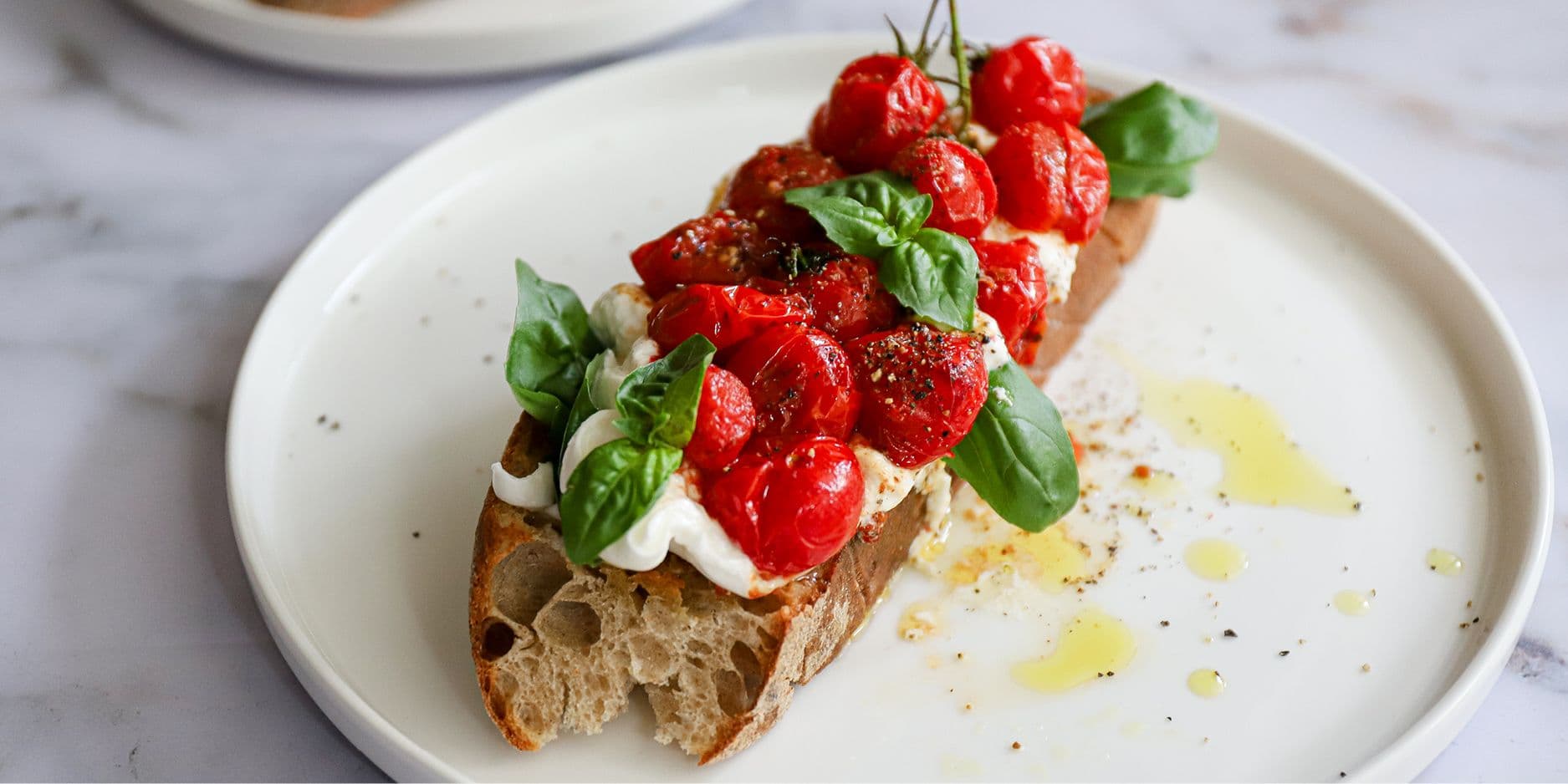 Bruschetta au pesto, à la burrata et aux tomates