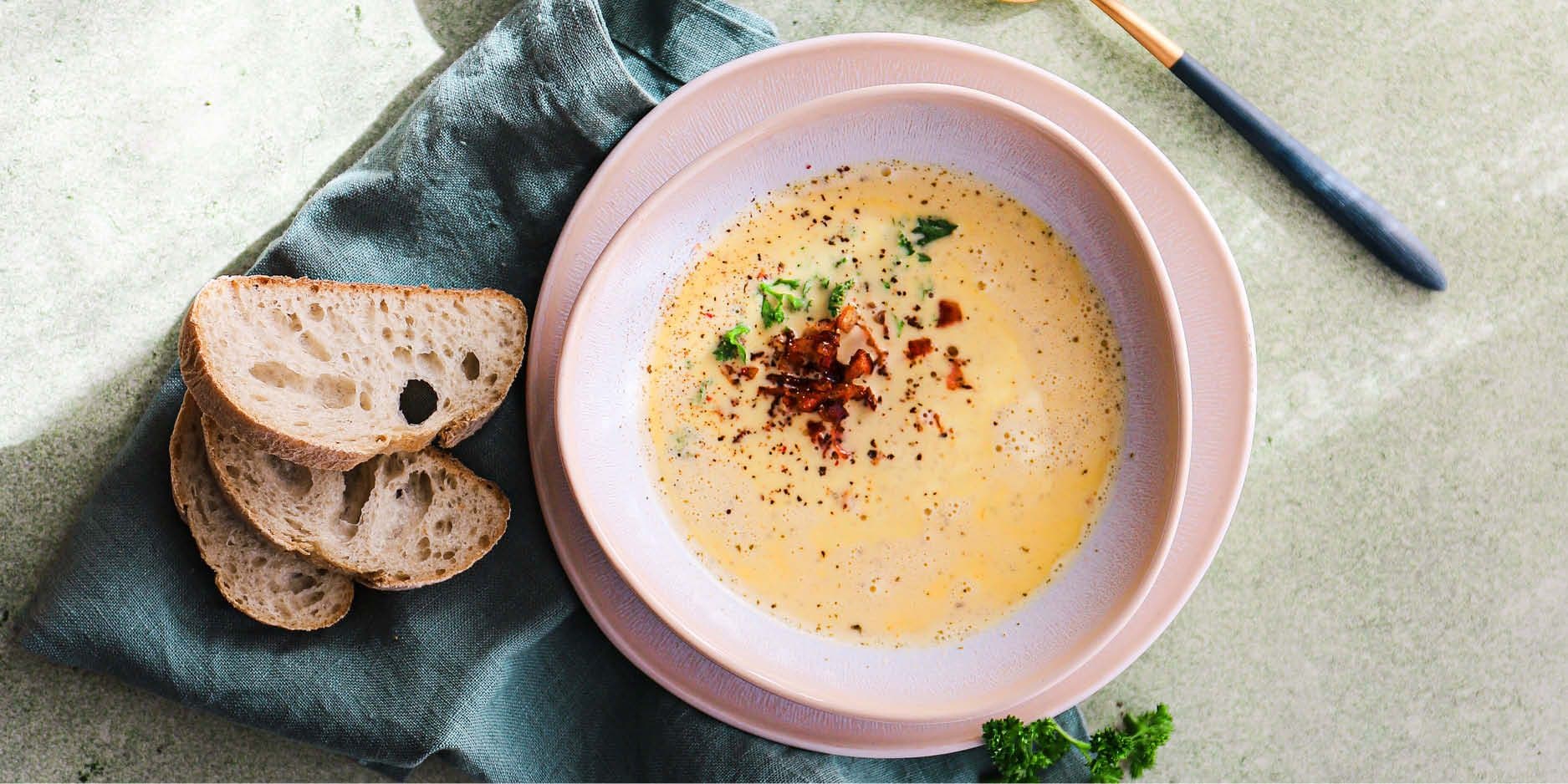 Chäs-Suppe mit knusprigem Speck