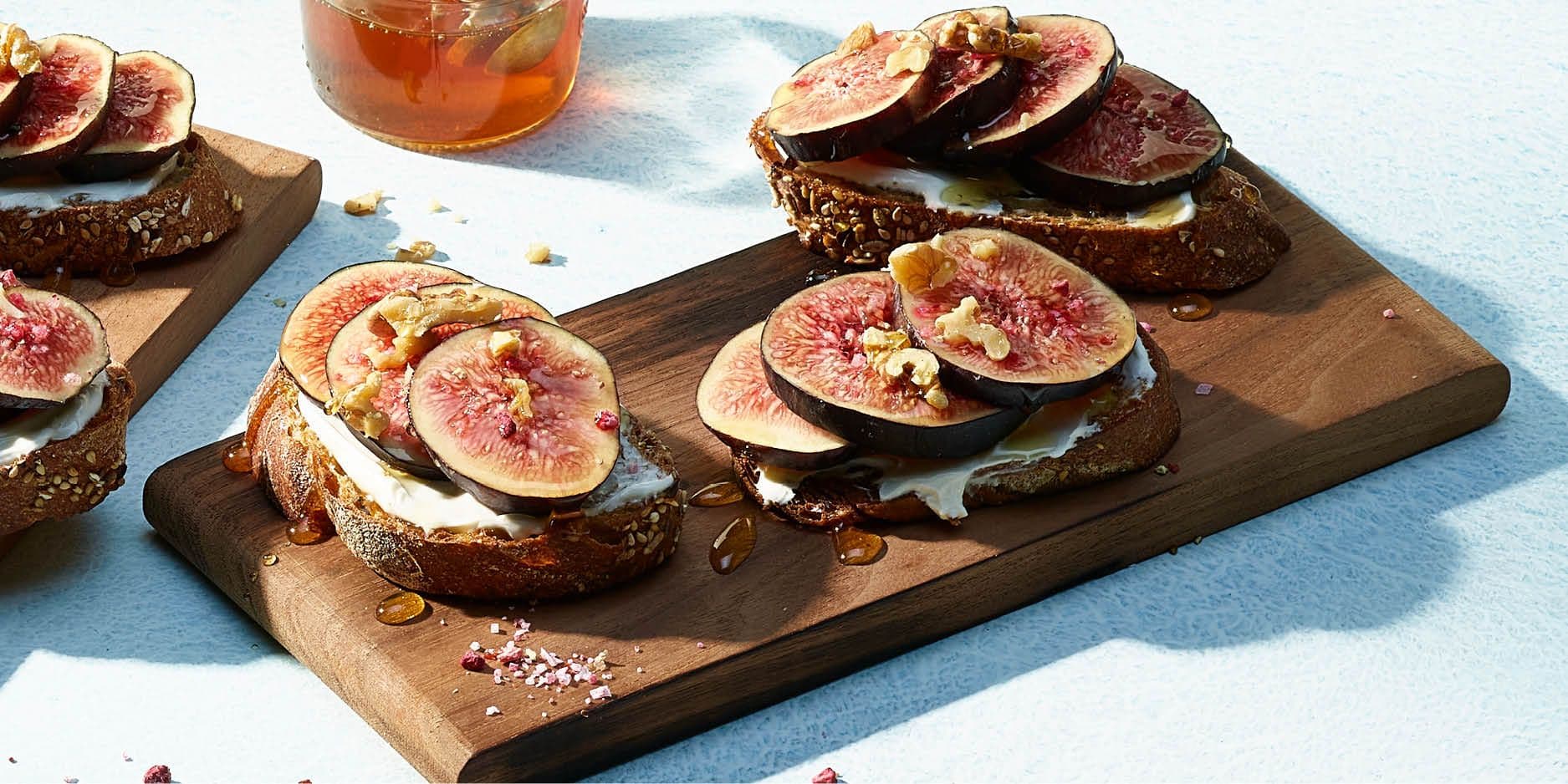 Crostini con formaggio fresco e fichi