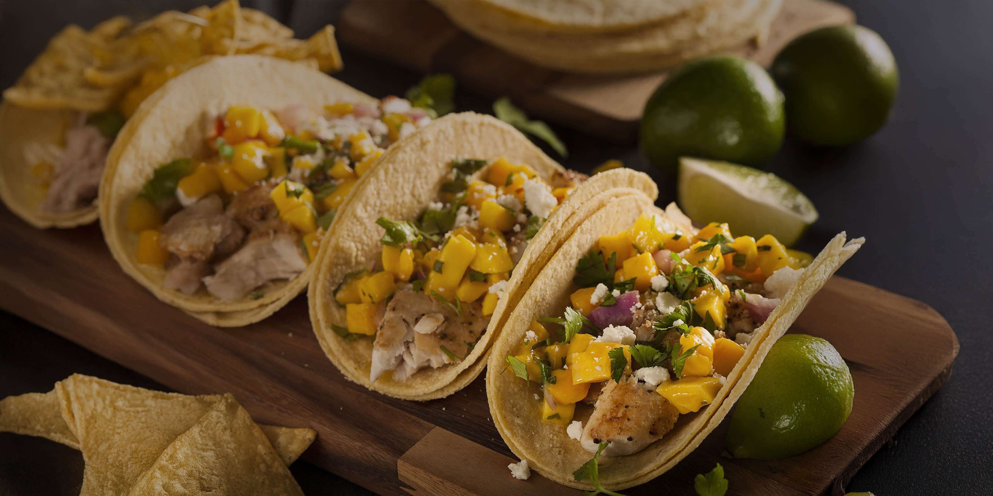 Tacos de poisson avec salsa à la mangue