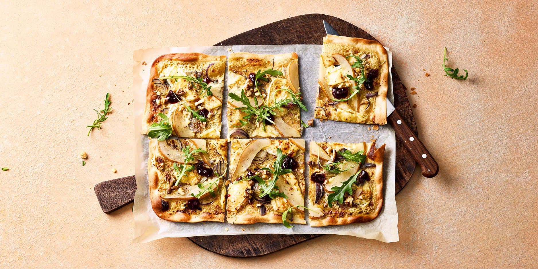 Tarte flambée aux poires, au camembert et à la roquette