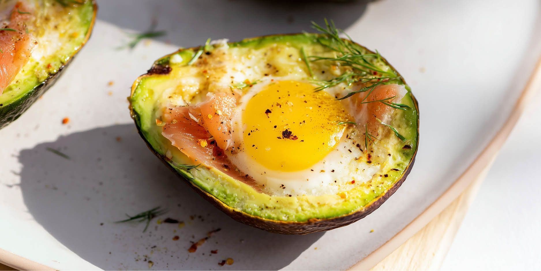 Gebackene Eier in Avocado mit geräuchertem Lachs