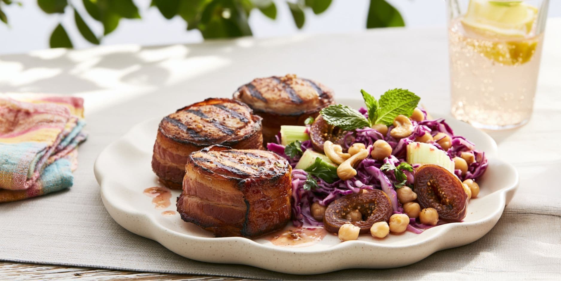 Grillierte Schweinsmedaillons mit Rotkohl-Cashewsalat