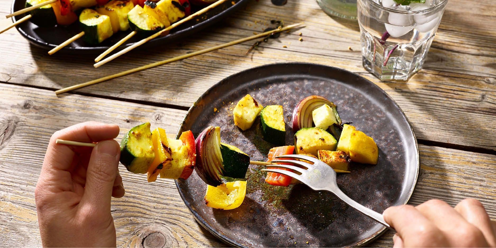 Halloumi-Spiessli mit Gemüse und Mango