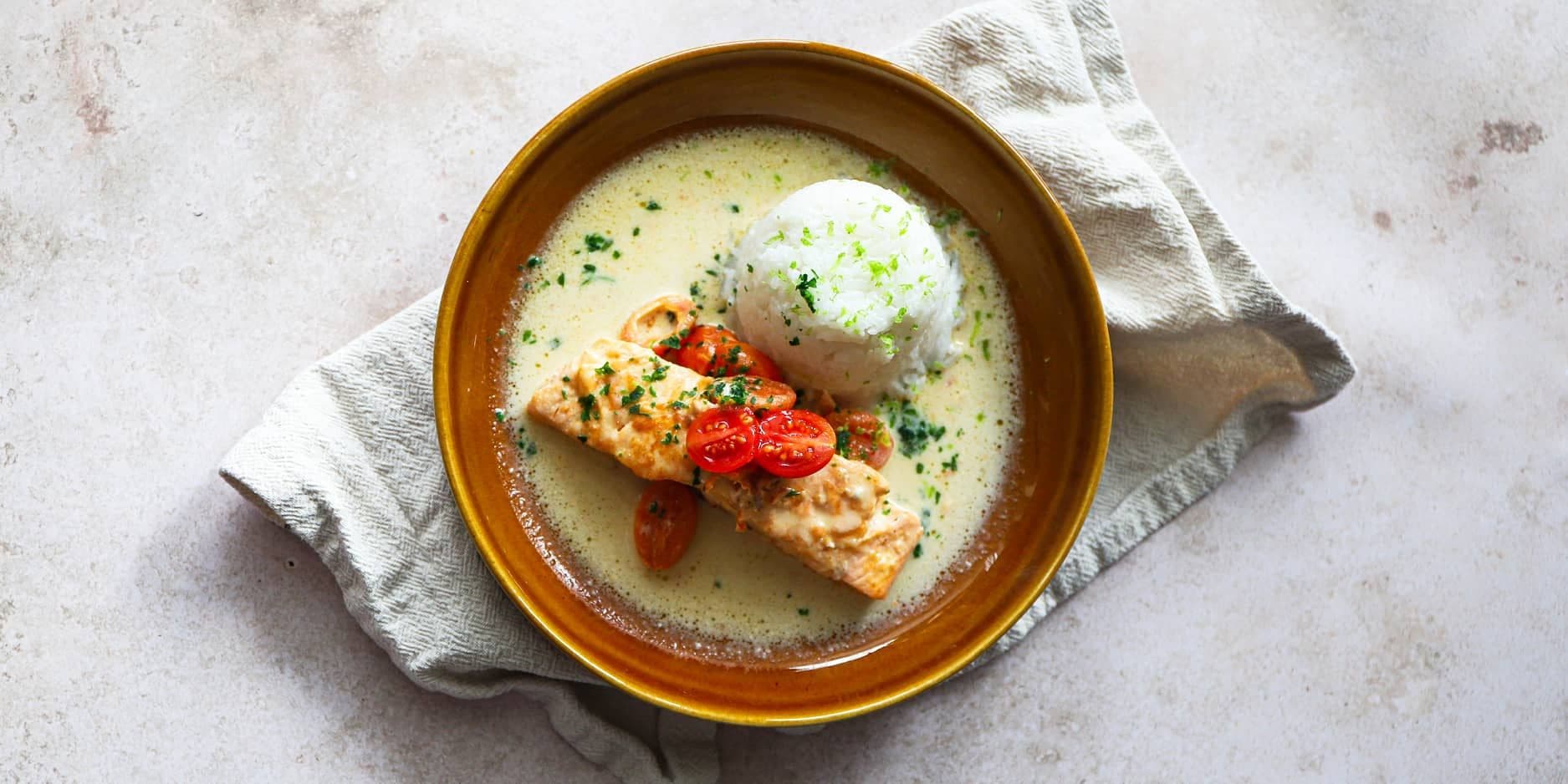 Riz à la noix de coco avec filet de saumon