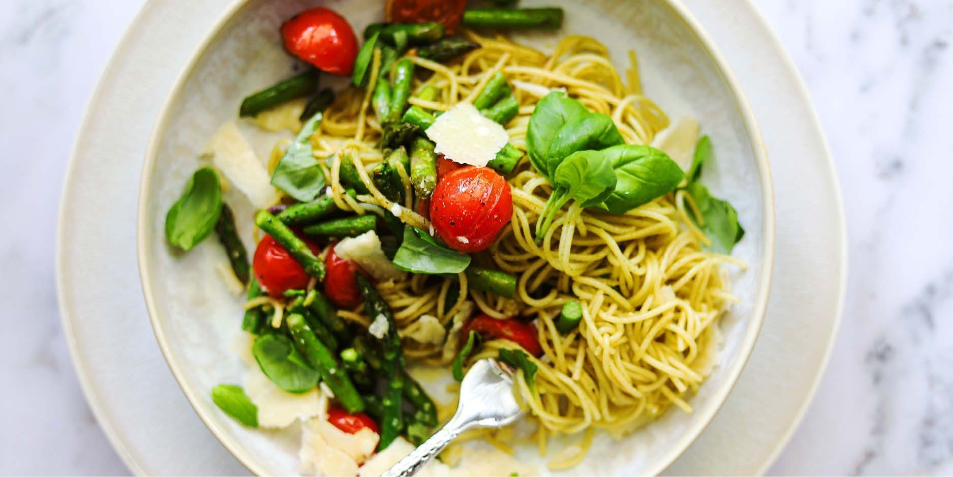 Pasta con asparagi e pomodori ciliegini