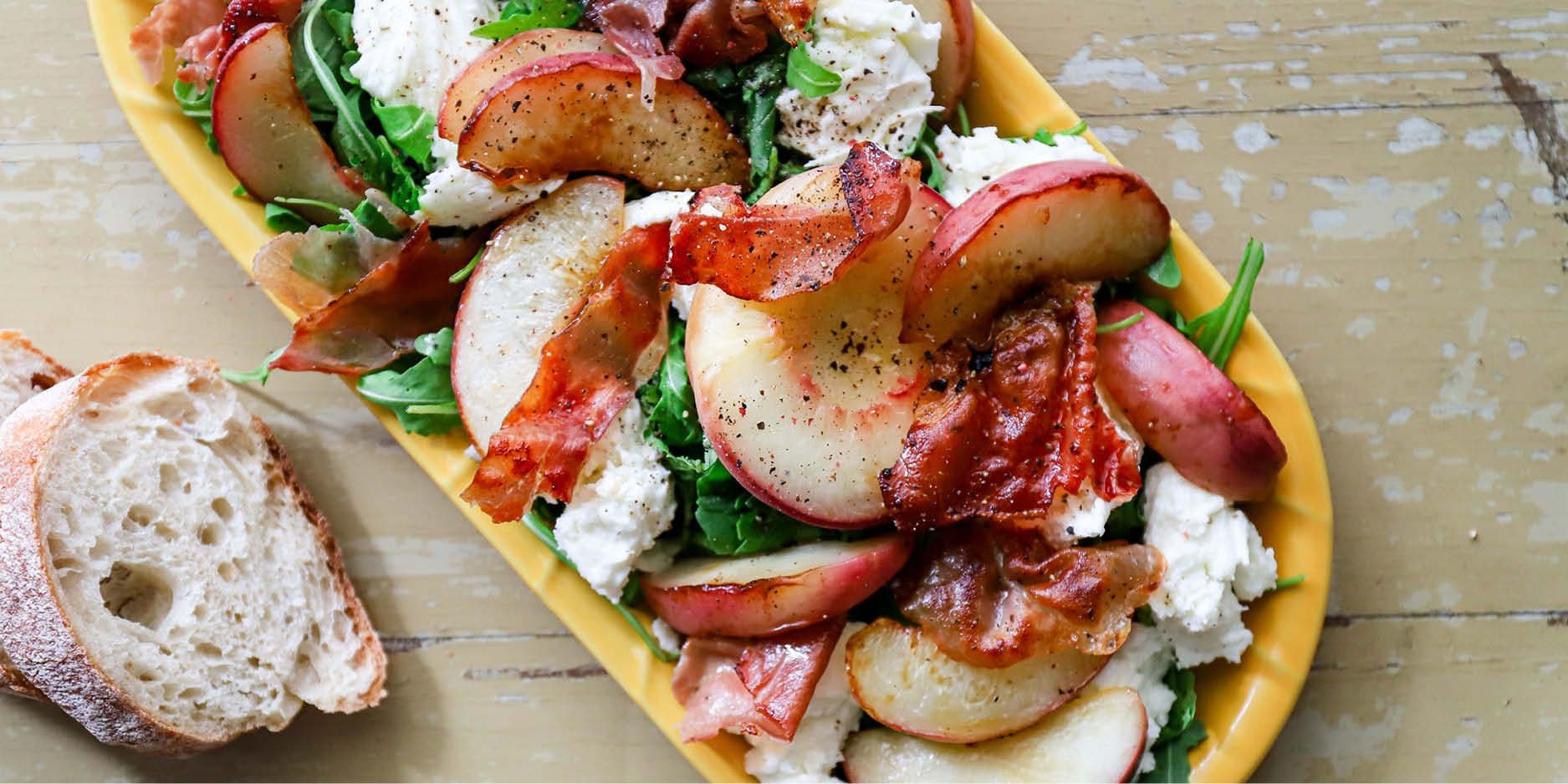 Pfirsich-Salat mit Büffelmozzarella und knusprigem Prosciutto