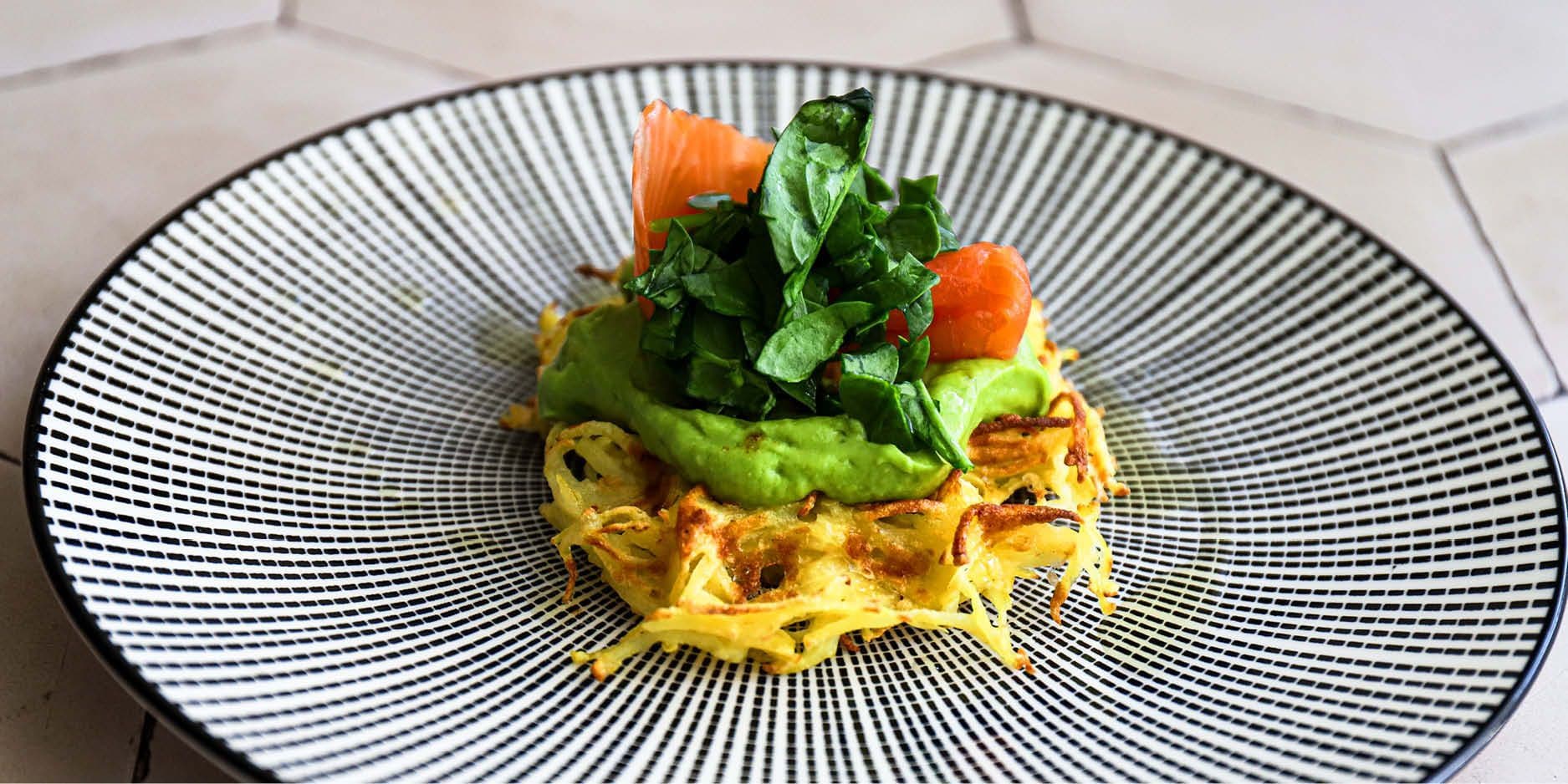 Gaufres de röstis au saumon fumé et à la crème à l’avocat