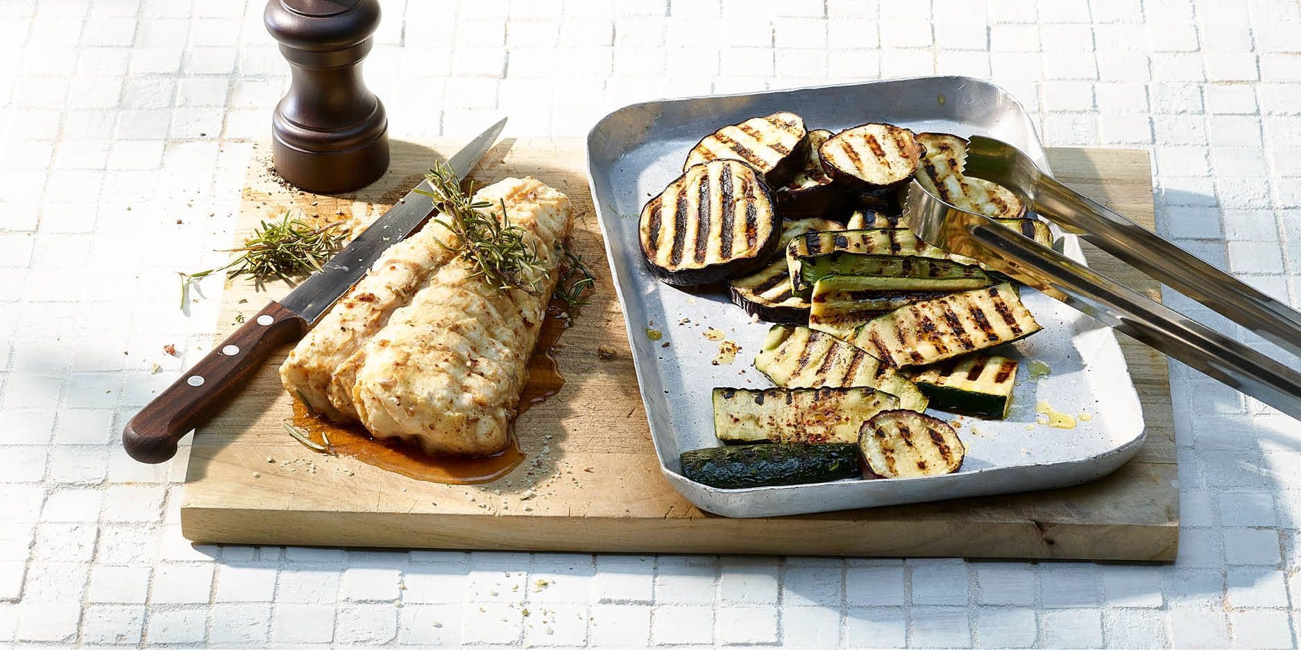 Filet de lotte aux aubergines et aux courgettes grillées