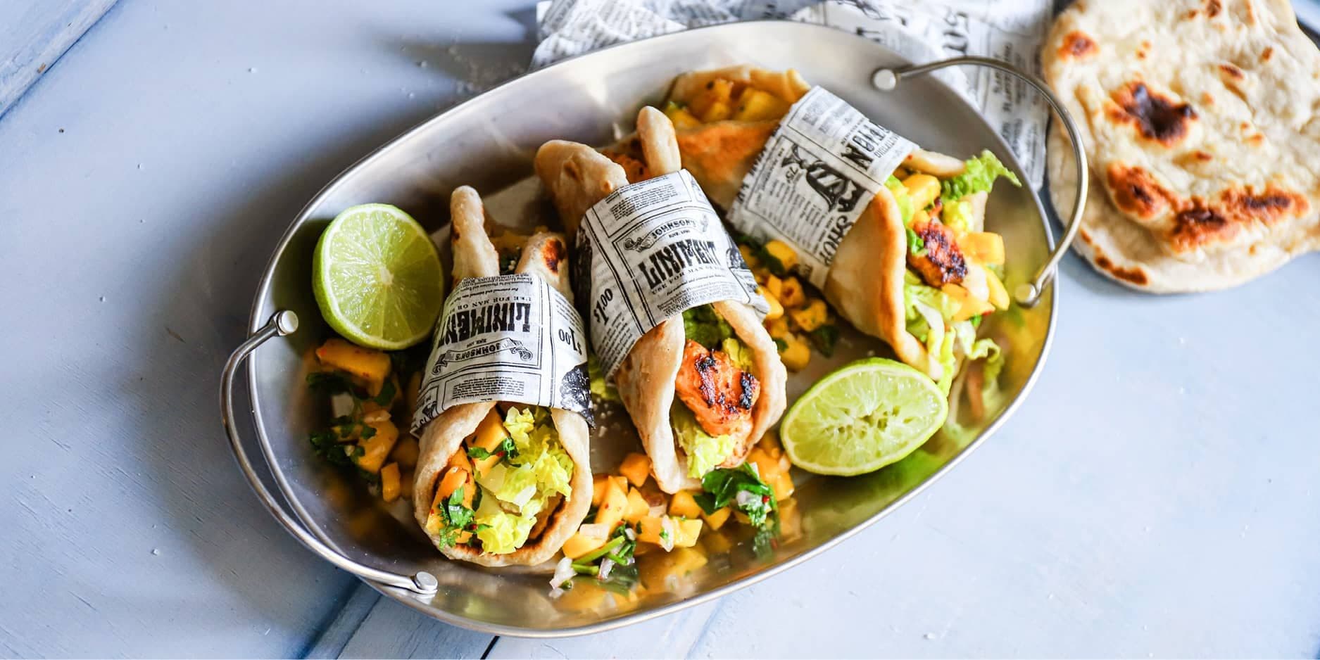 Tacos (maison) au filet de saumon avec salsa à la mangue