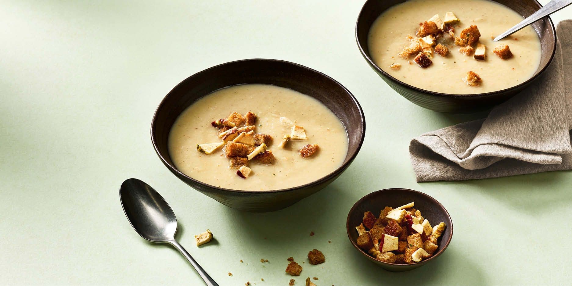 Zuppa di sedano con mele, marroni e croccanti crostini