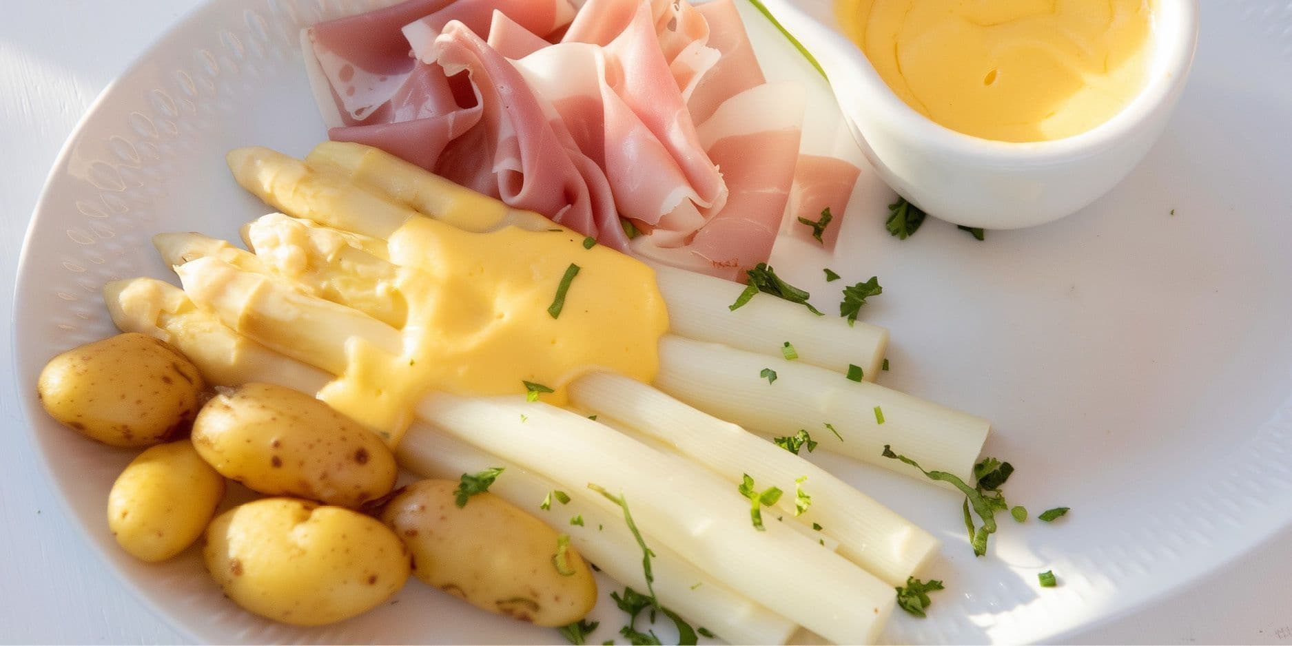 Asperges à la sauce hollandaise et aux pommes de terre à l’eau