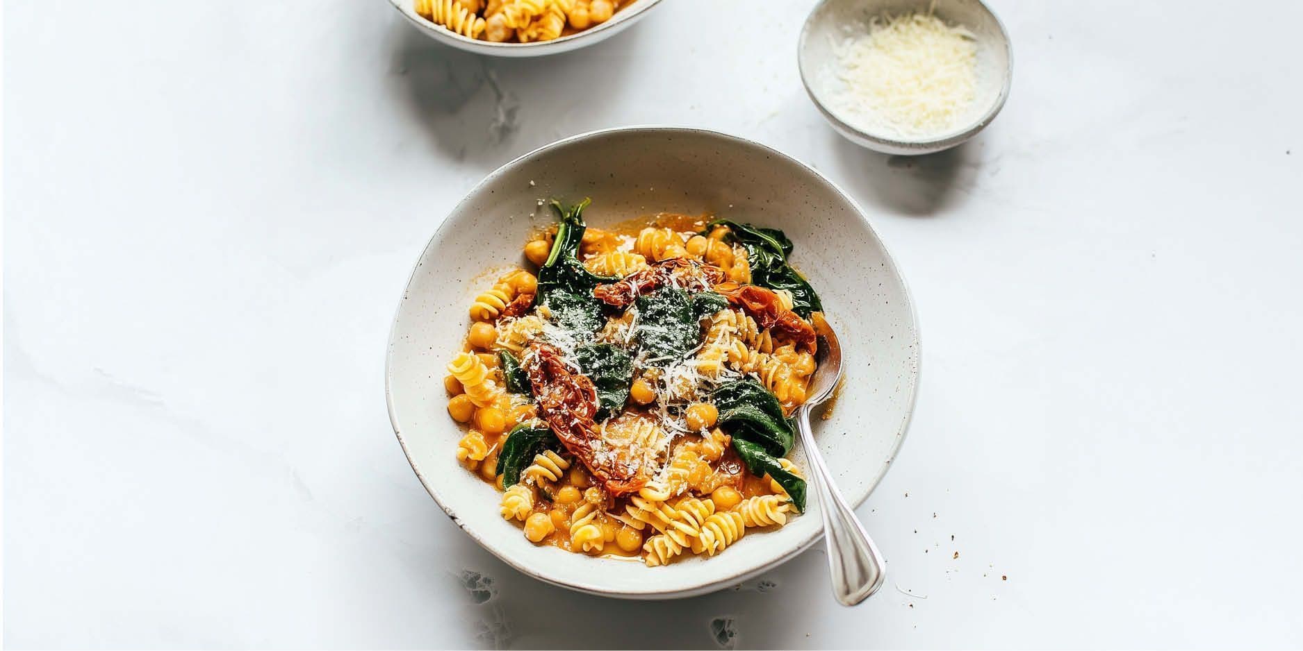 Tomaten One Pot mit Fusilli, Kichererbsen und Blattspinat
