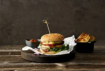 Vegetarian Burger mit Smoky Hummus