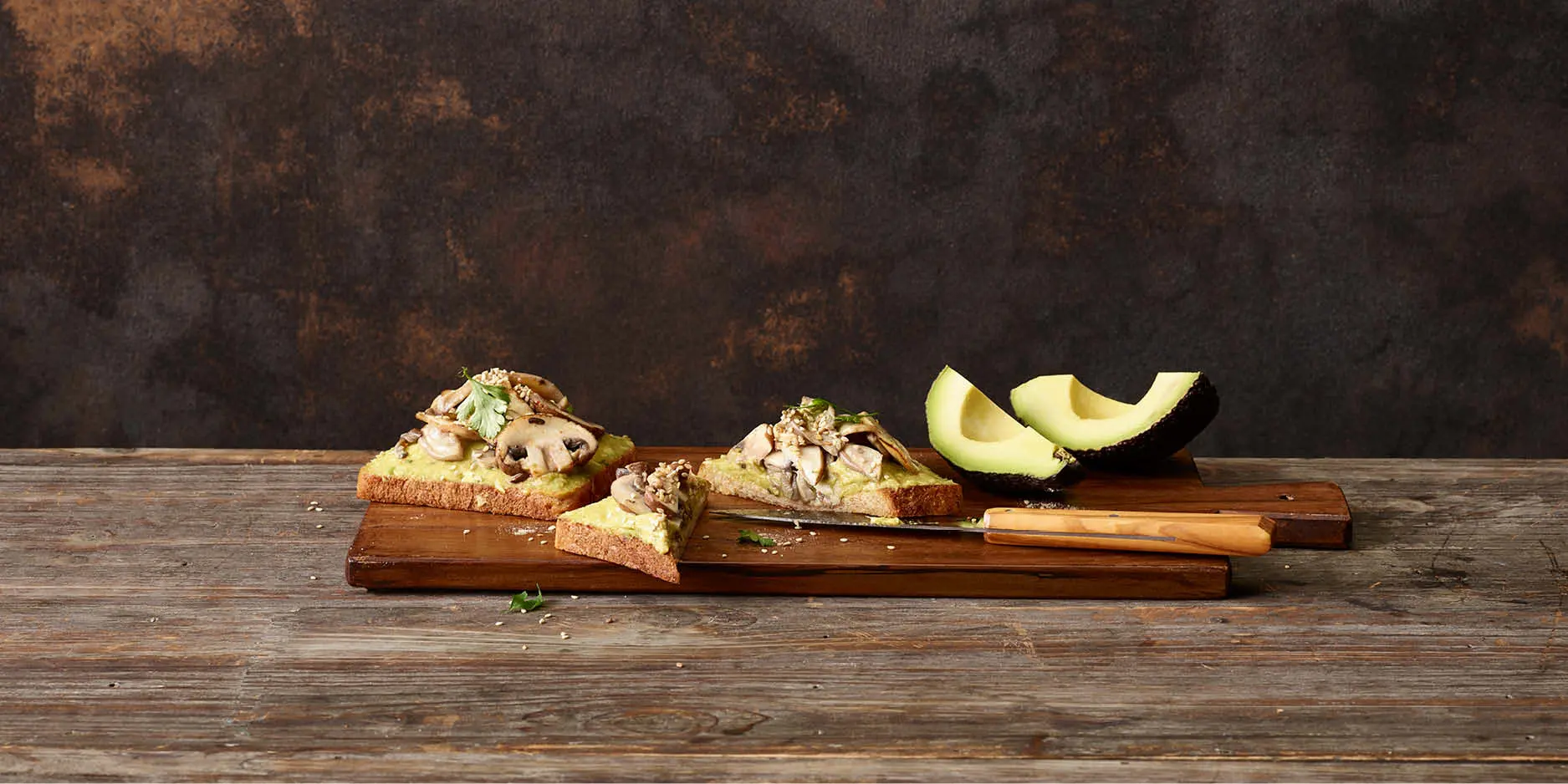 Toast à l’avocat aux champignons poêlés