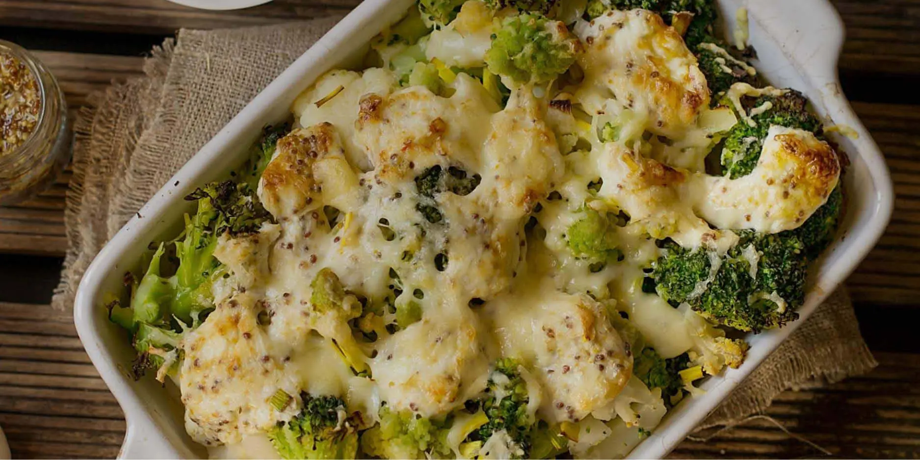 Blumenkohl-, Brokkoli- und Romanescogratin mit Kräutersenf