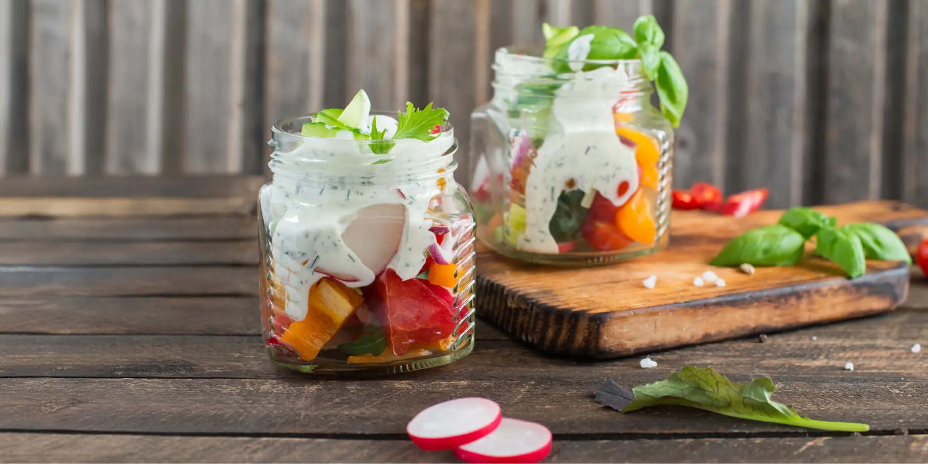 Salade variée avec vinaigrette au yaourt