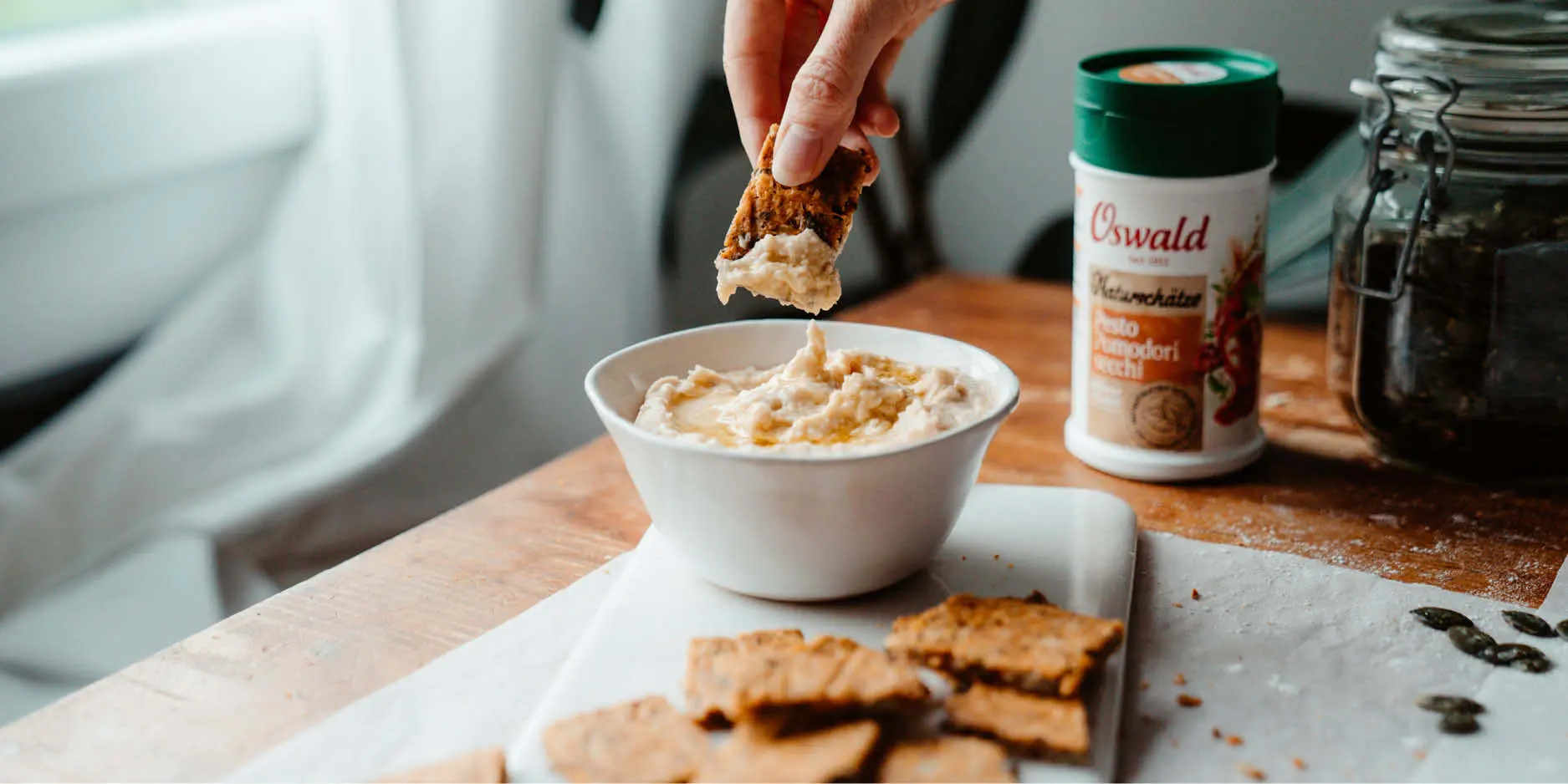 Cracker mit Bohnen Hummus