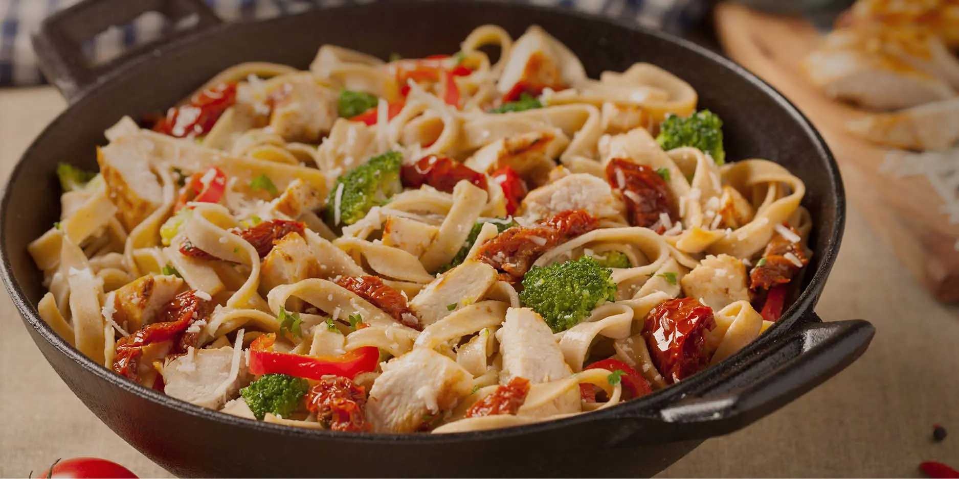 Feurige Pasta mit Dörrtomaten und Poulet