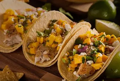 Tacos de poisson avec salsa à la mangue