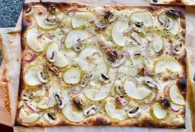 Flammkuchen mit Birnen