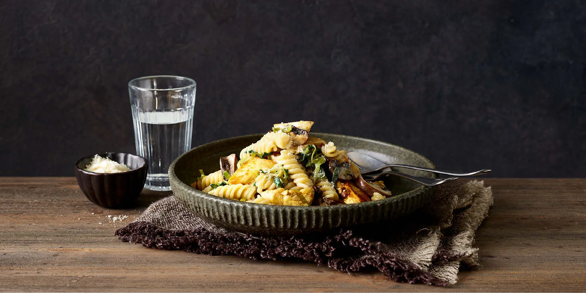 Fusilli con pollo e porri