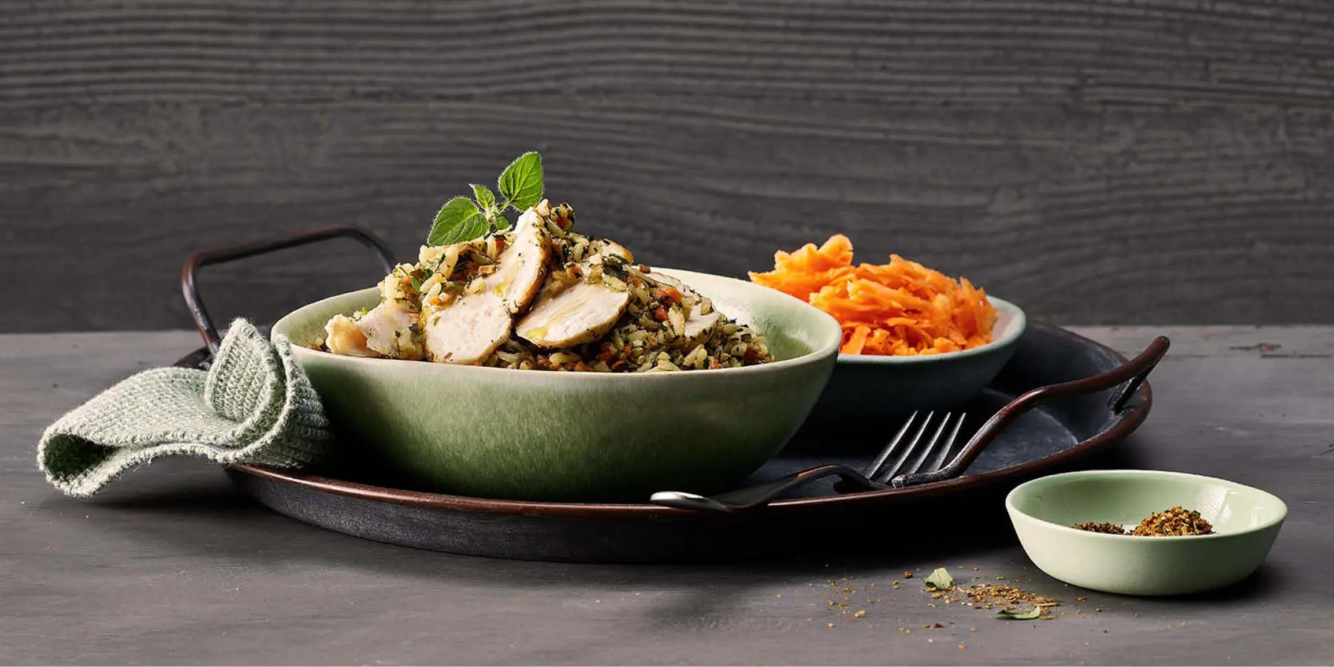 One pot rapide de légumes et de riz avec des lamelles de poitrine de poulet