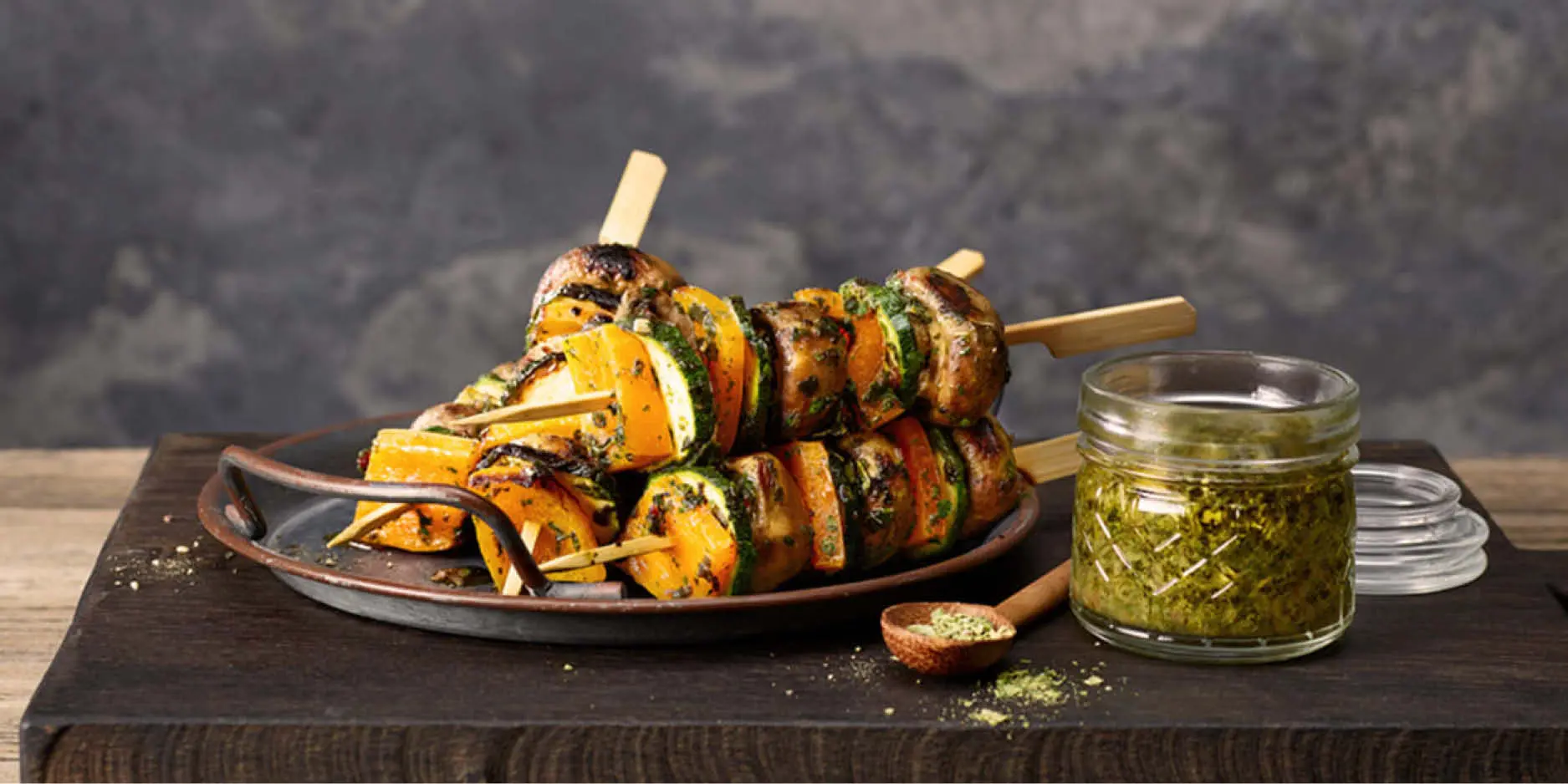 Brochettes de légumes multicolores avec marinade au pesto et au basilic