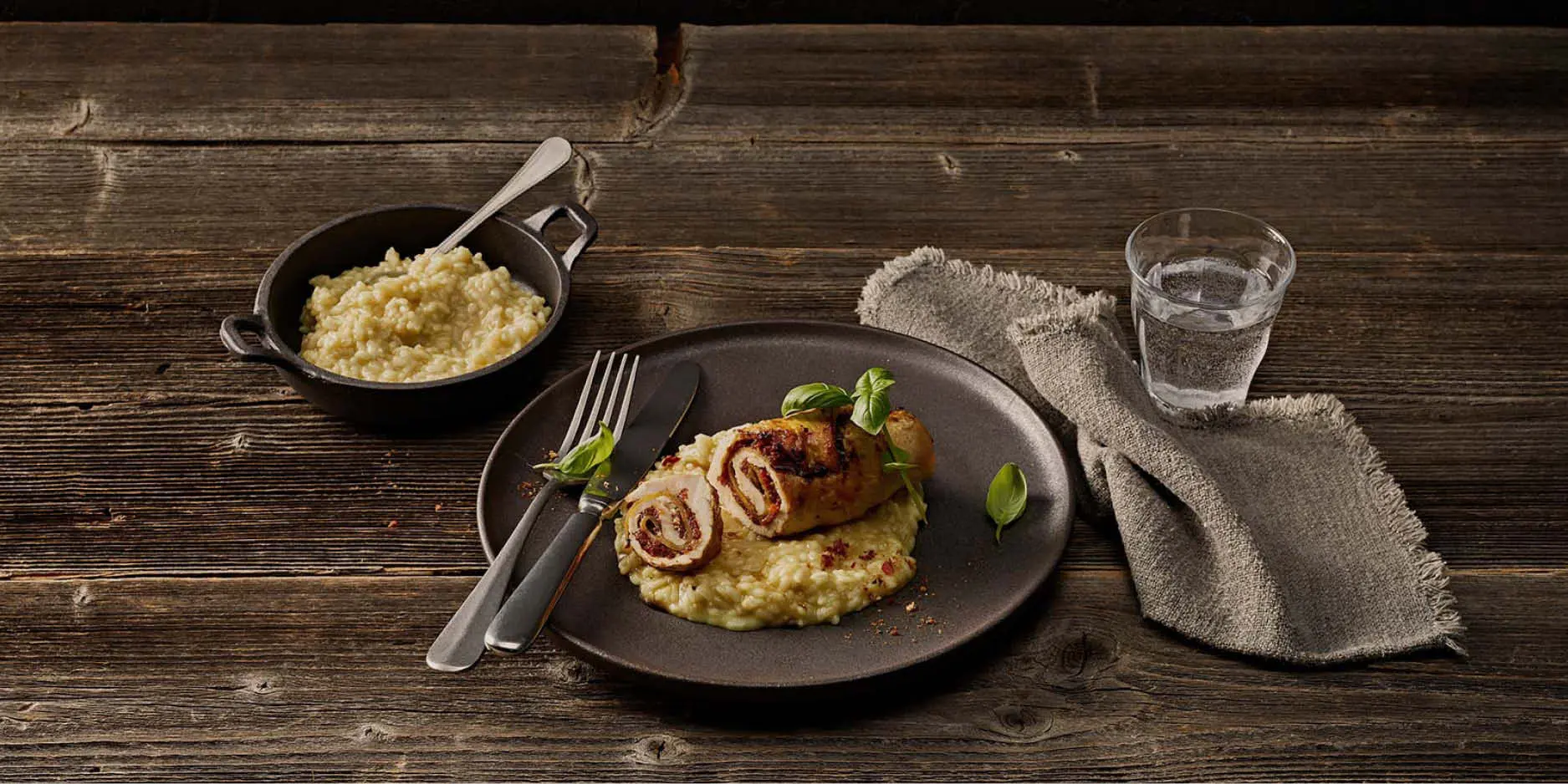 Poulet-Involtini mit Aubergine und rotem Pesto