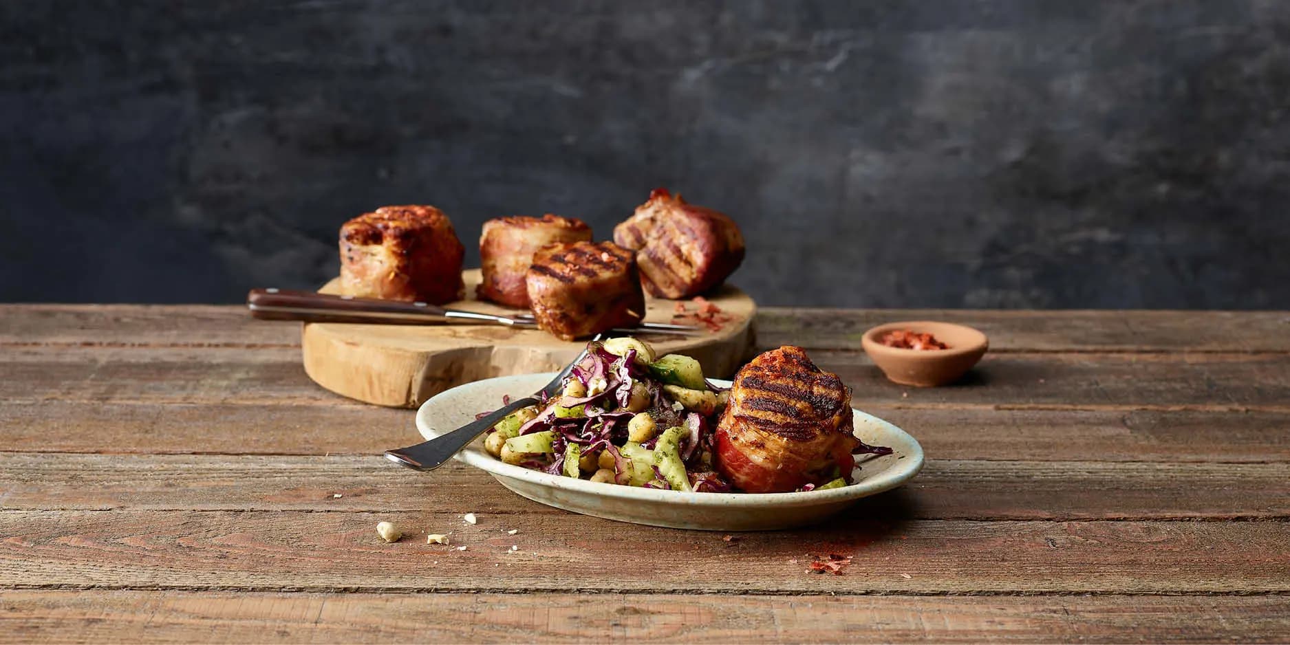 Médaillons de porc grillés avec salade de chou rouge et de cajou