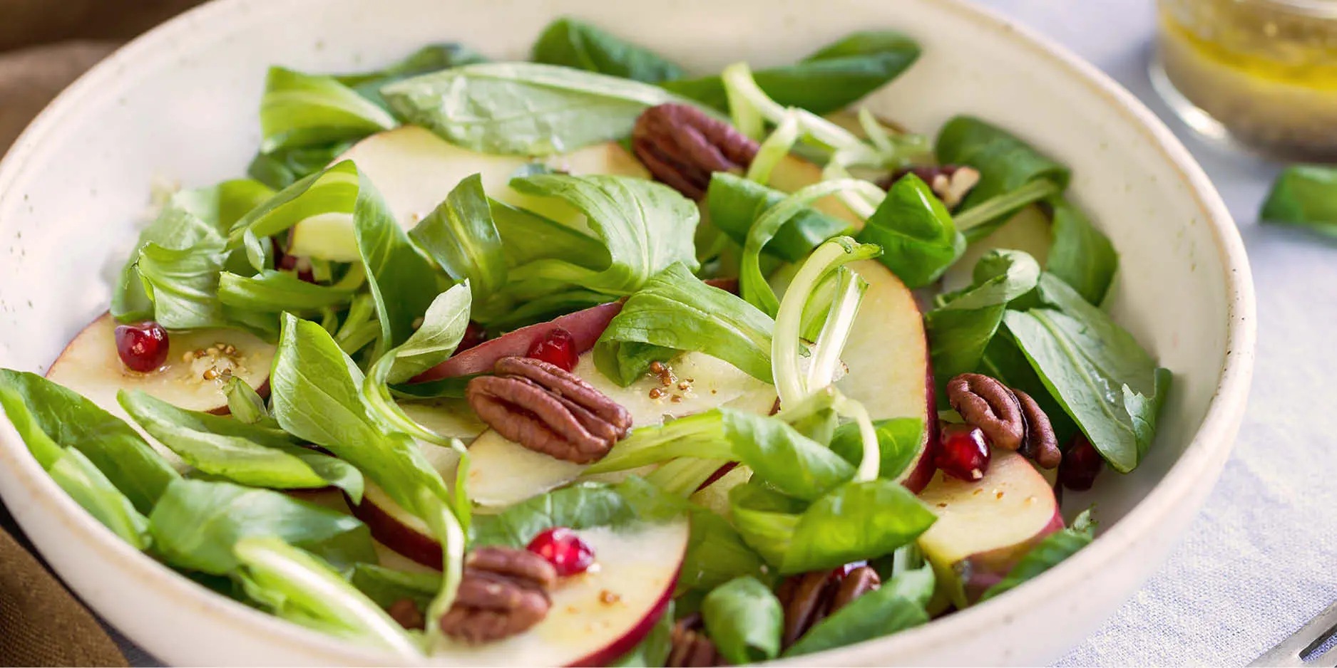 Herbstsalat mit Nüssen und Birne
