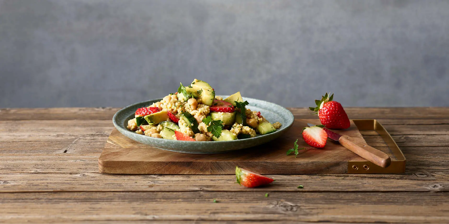 Hirsesalat mit Kichererbsen und Erdbeeren