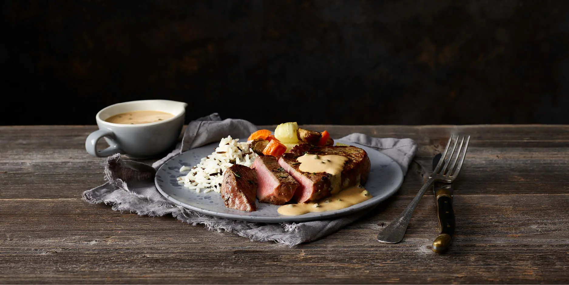 Steak de bœuf avec sauce au poivre vert, riz sauvage et légumes