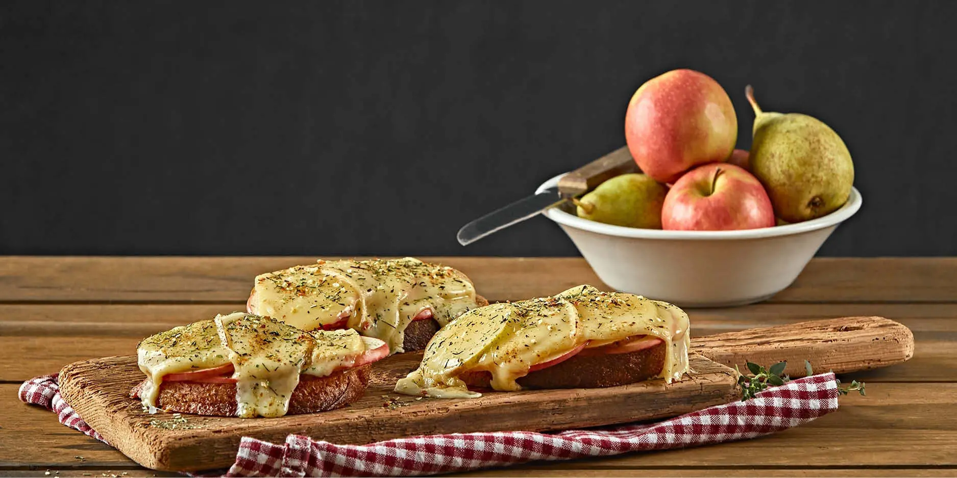 Käseschnitte mit Birne und Apfel