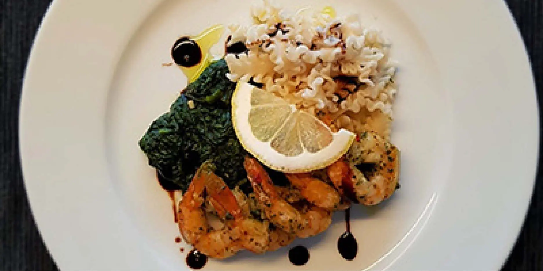 Knoblauch-Crevetten mit Spinat und Teigwaren