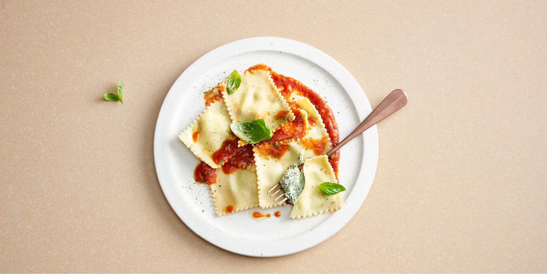 Fagottini con formaggio fresco alle erbe su salsa di pomodoro