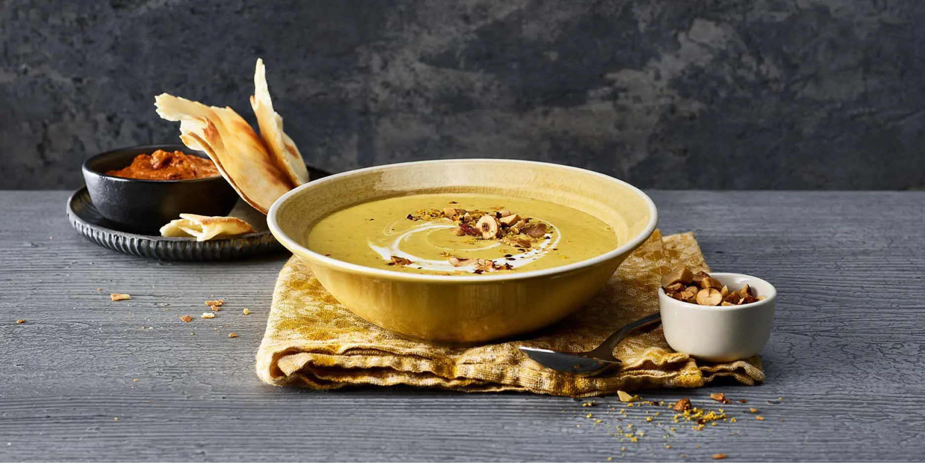 Soupe de potiron avec topping aux noix épicées