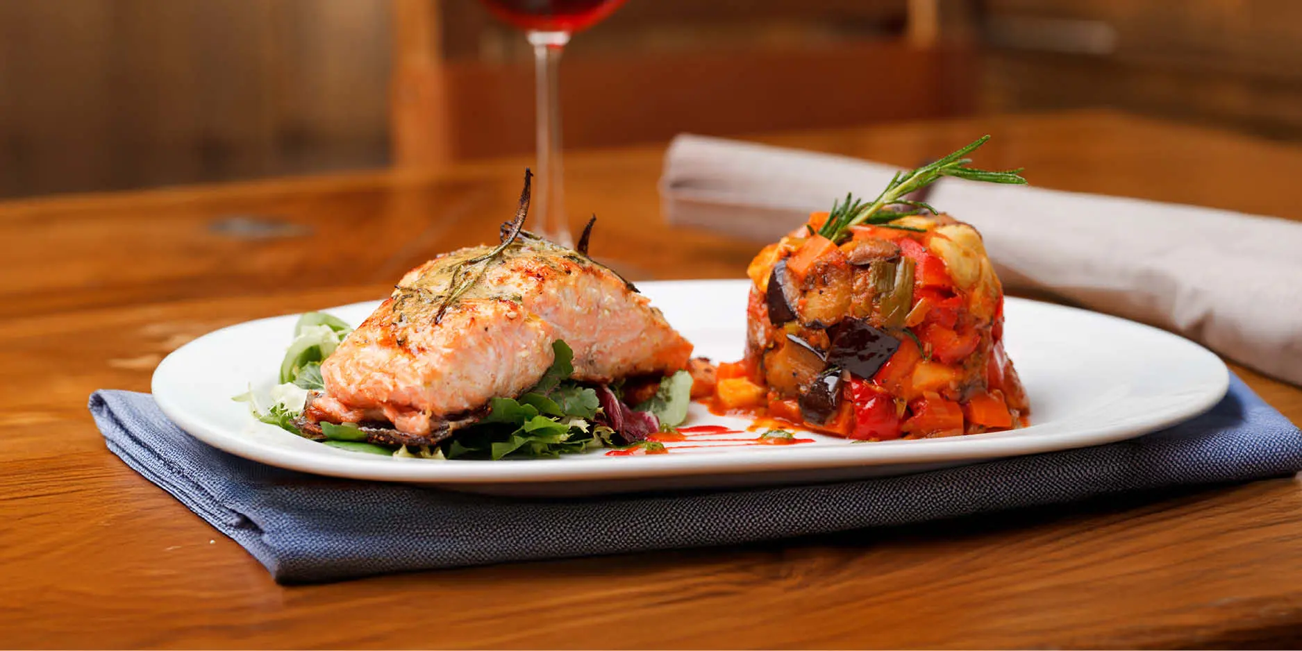 Lachs mit Ratatouille & Blumenkohl-Reis