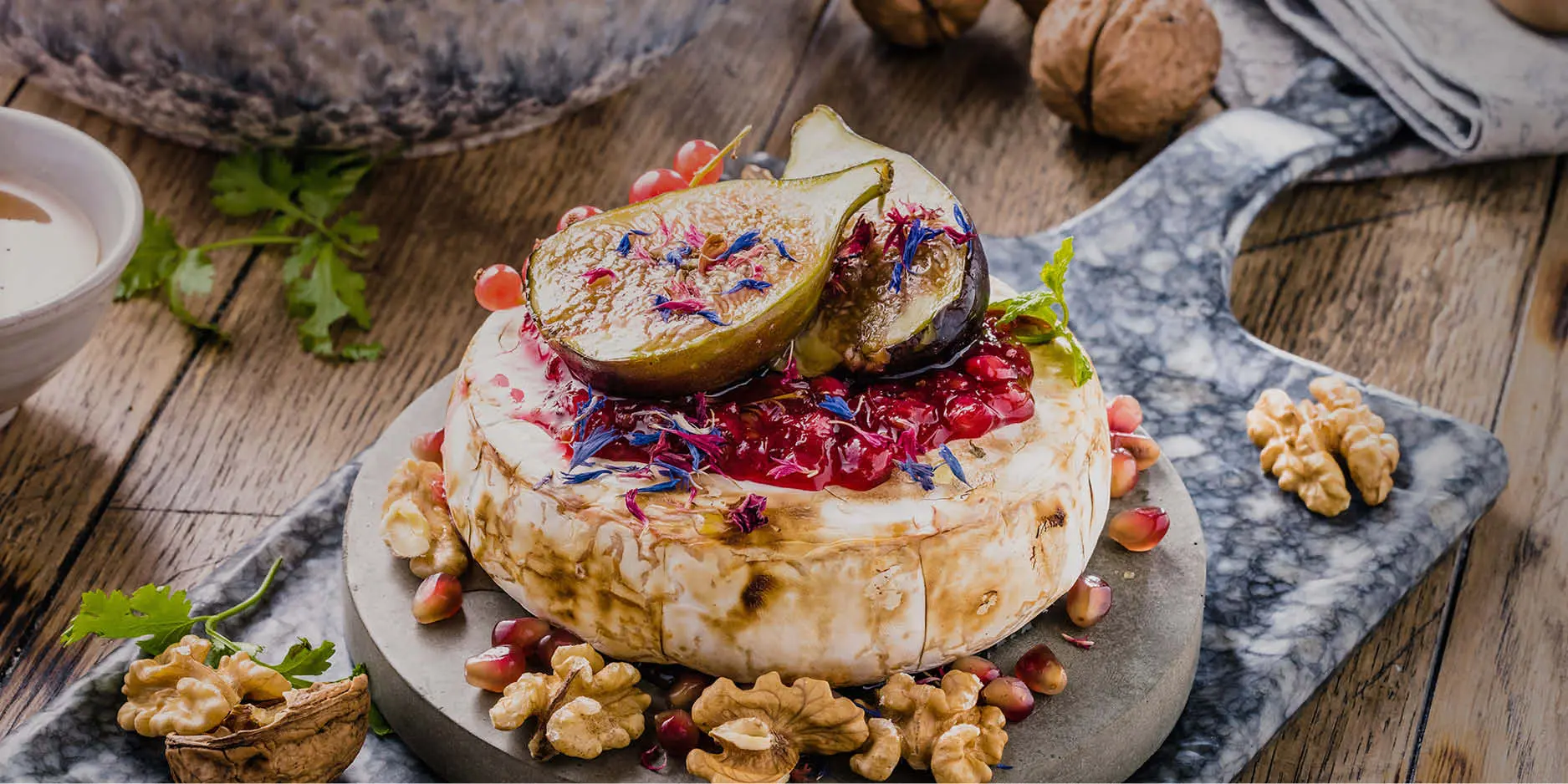 Ofen-Camembert mit Feigen und Granatapfel