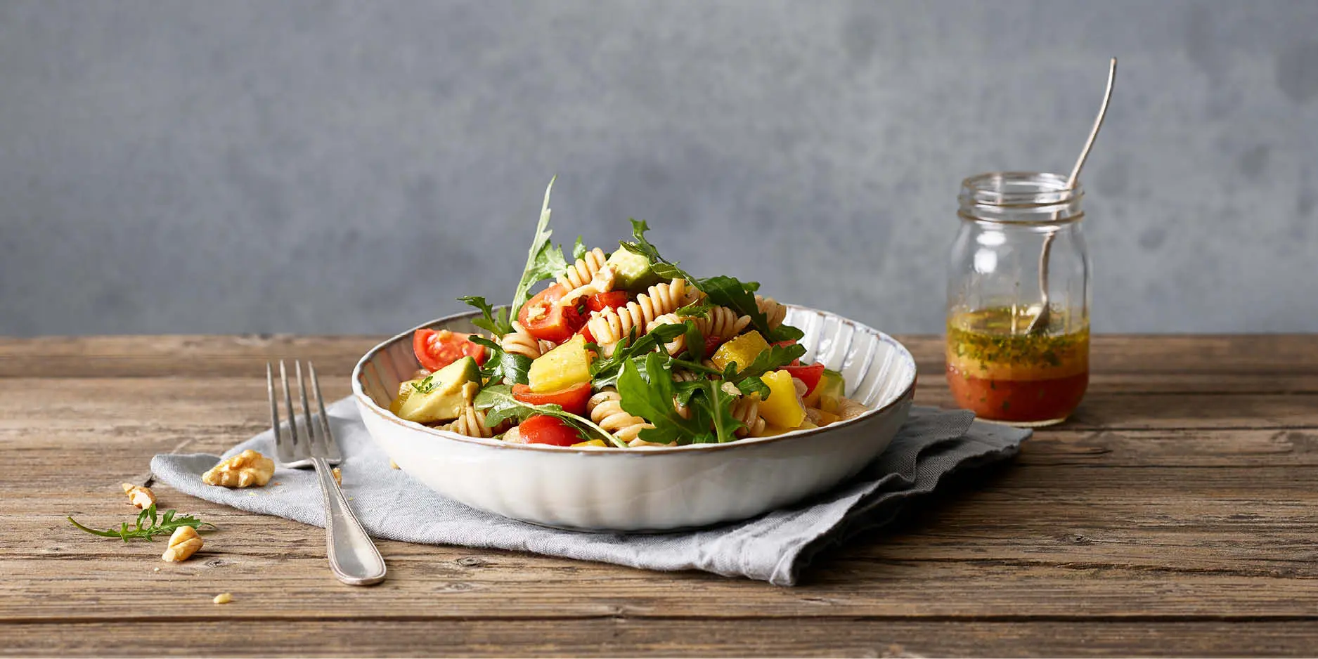 Pastasalat mit Cherrytomaten und Avocado