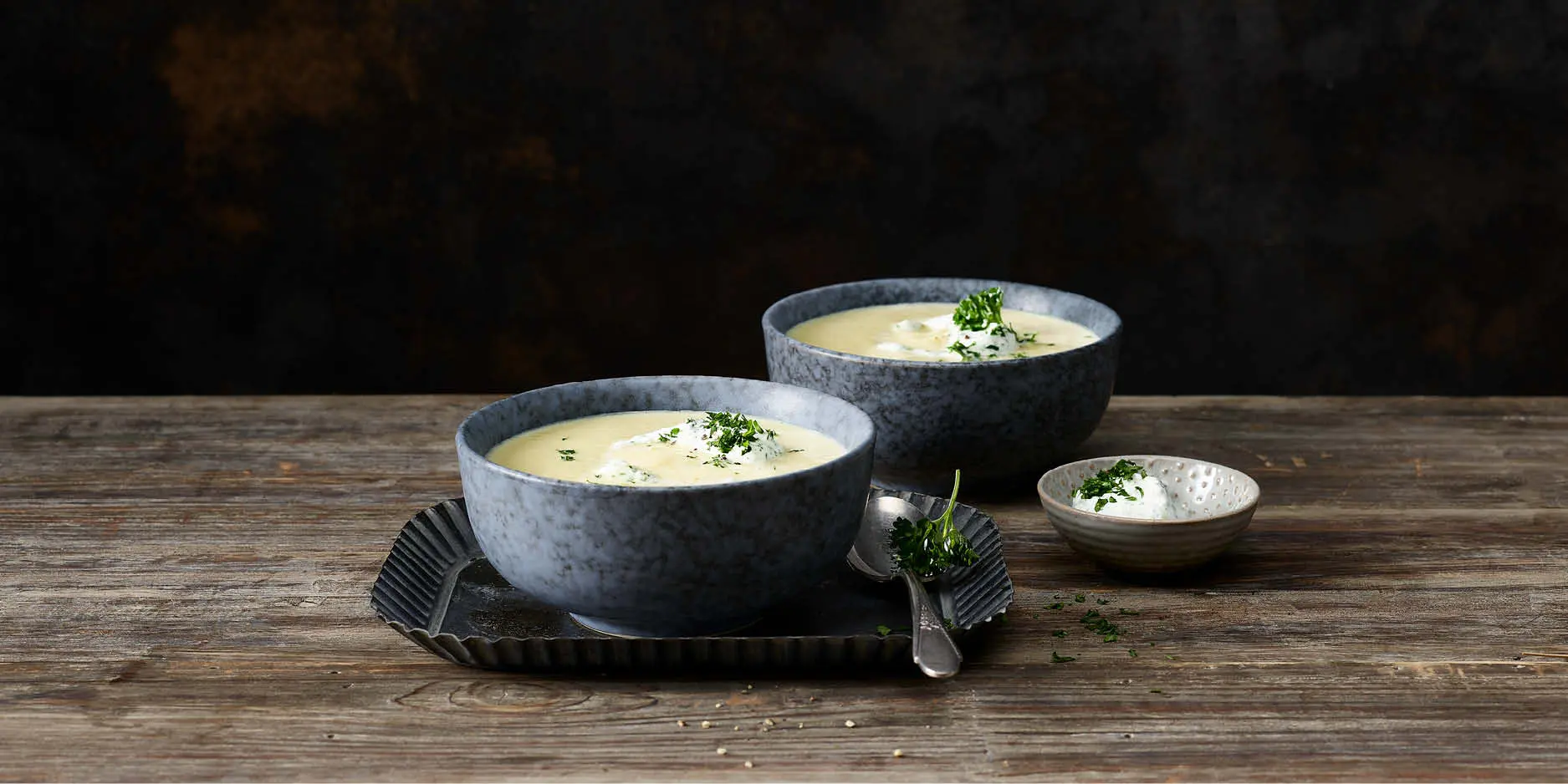 Pastinakensuppe mit Petersilienschaum