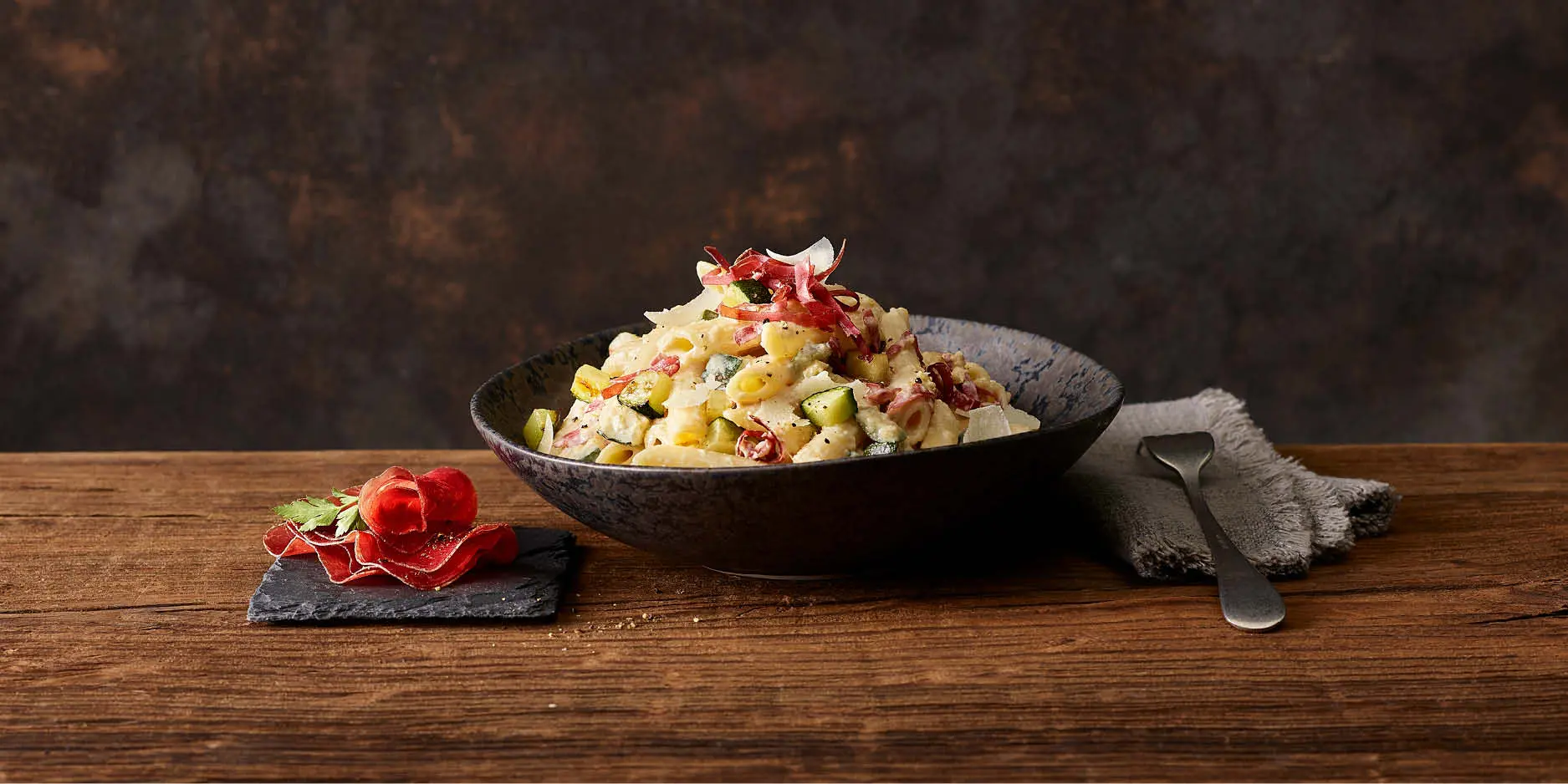 Penne à la viande séchée et aux courgettes