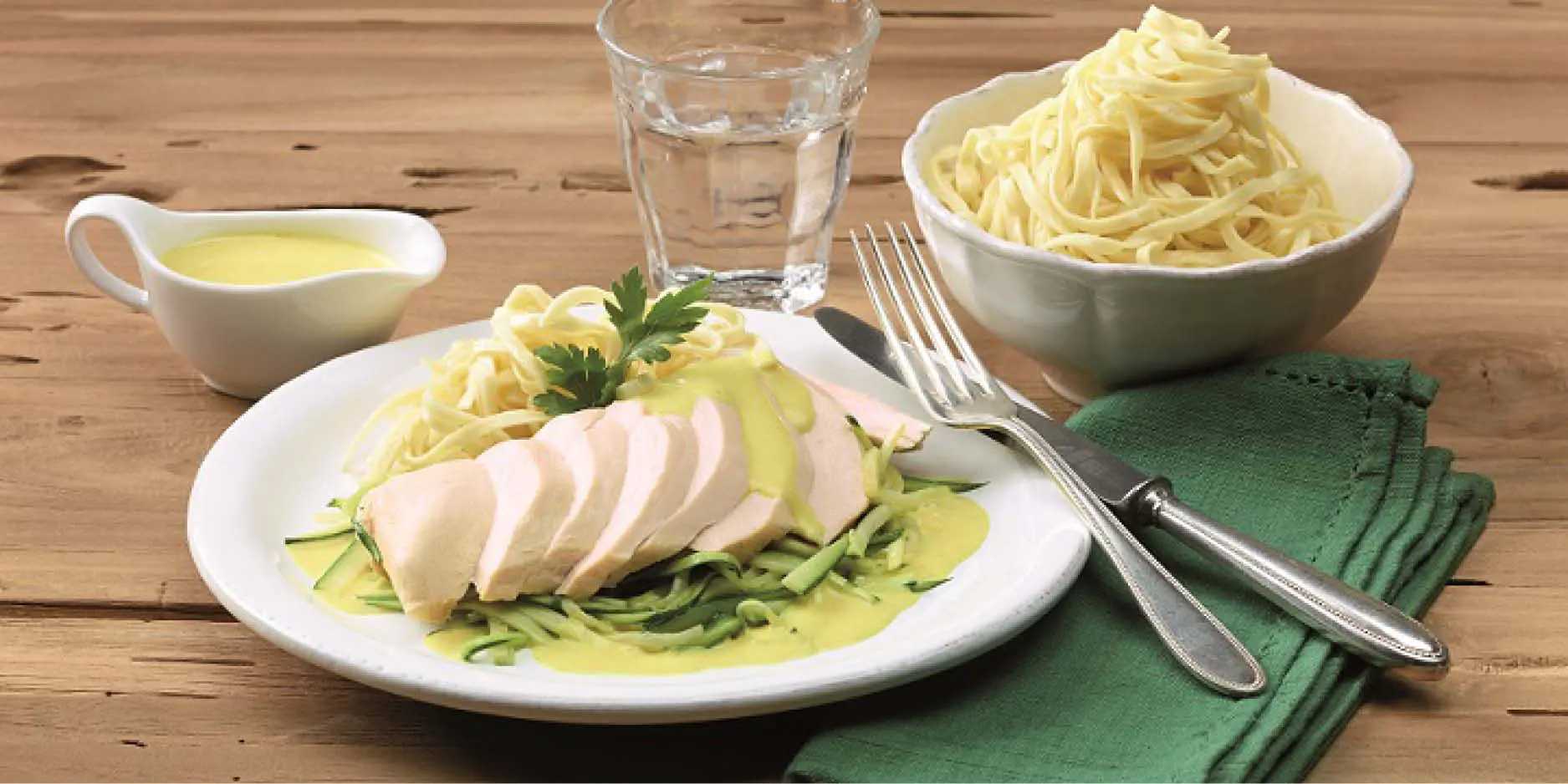 Pochierte Pouletbrust an Curry-Knoblauchsauce